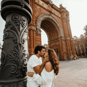 Couple photoshoot at the Arc de Triomf, Barcelona