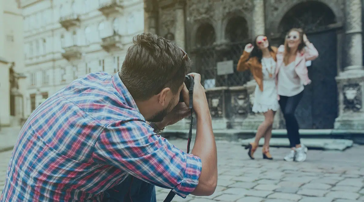 PhotoTrip photographer taking photos of travelers in Barcelona